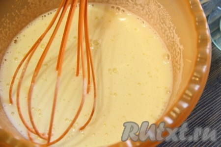 Затем влить молоко и ещё раз перемешать.