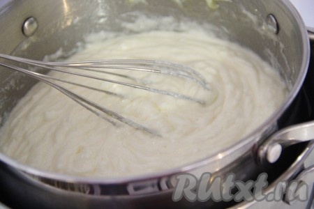 Поставить кастрюлю на водяную баню. Тщательно перемешать творожную массу и готовить плавленный сыр на водяной бане на небольшом огне, помешивая. Я перемешивала сыр венчиком.
