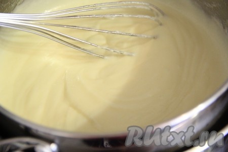 Сырная масса начнёт плавиться и станет равномерной и гладкой. У меня на приготовление плавленного сыра ушло 12-15 минут. 