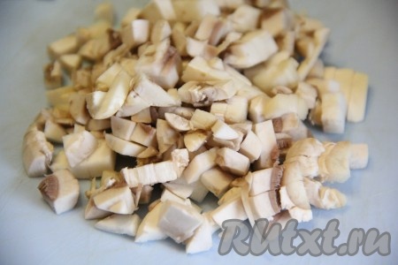 Грибы промыть под проточной водой, а затем мелко нарезать.