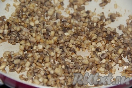 Обжарить грибы на сковороде с добавлением растительного масла. Грибочки лучше периодически помешивать, жарить грибы в течение 15 минут (до полного испарения жидкости). Готовые грибы снять с плиты.