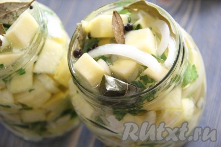 Залить тыкву горячим маринадом. Закрыть банки крышками, остудить при комнатной температуре, а затем поставить в холодильник на 1 сутки. 