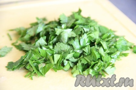 Зелень вымыть и обсушить, затем мелко порубить.