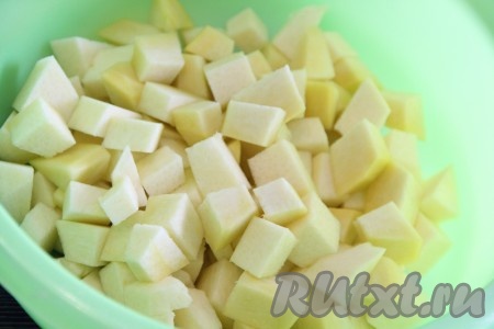 Нарезать тыкву на кубики размером 1,5 см х 1,5 см. Выложить кусочки тыквы в глубокую миску.
