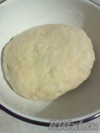 Как только заваренная молоком смесь стала тёплой, вмешиваем в неё 1 яйцо и 1 желток, добавляем мучную смесь. Перемешиваем ложкой. Выкладываем на стол и подсыпаем остальную муку (100 грамм), замешиваем тесто. Муки может понадобиться больше или меньше. Но сильно мукой забивать тесто не стоит, чтобы не получились твердые пряники. Готовое тесто получается нежным, мягким, к рукам не липнет.