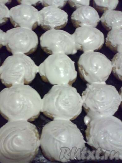 Покрываем горячие пряники глазурью с помощью кисти. Сохнет глазурь очень быстро, буквально пару минут.