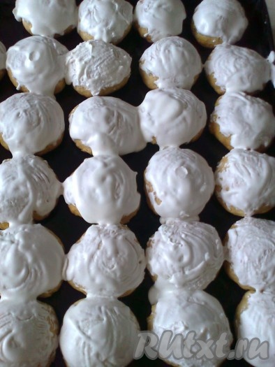 При желании, для большей уверенности, что глазурь подсушится и не останется сырой, можно отправить противень с пряниками в духовку еще на 5 минут.