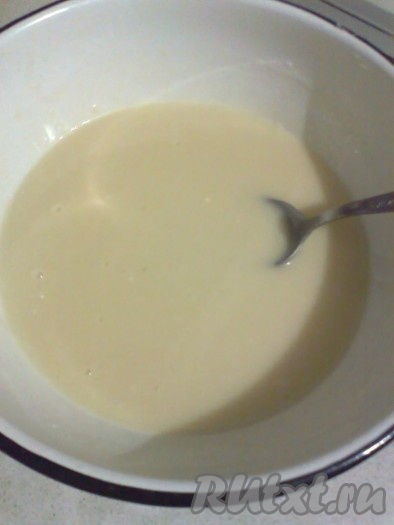 Сначала приготовим заварное тесто. Просеиваем 125 грамм муки, добавляем в неё 250 грамм сахара и щепотку соли, всё хорошо перемешиваем. Доводим молоко до кипения и выливаем в смесь муки и сахара, хорошо размешиваем. Смесь получается, как на блины, довольно жидкая. В заварное тесто добавим 50 мл растительного масла, перемешиваем.