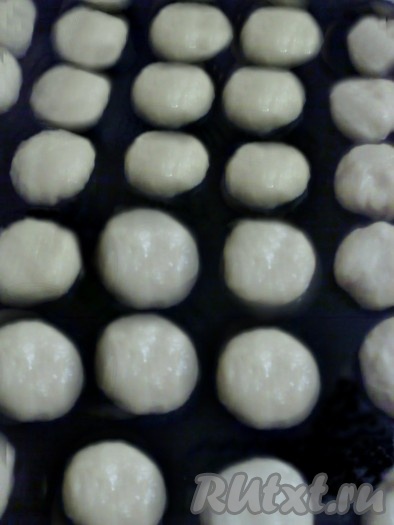 Формировать пряники можно любым удобным вам способом. Первый вариант. Делим тесто на 2 части, раскатываем каждую часть теста скалкой до толщины около 0,8-1 см, затем стаканом, диаметр которого немного меньше обычного граненого стакана, вырезаем кружочки и кладем на противень, смазанный растительным маслом или застеленный бумагой для выпечки на расстоянии друг от друга.