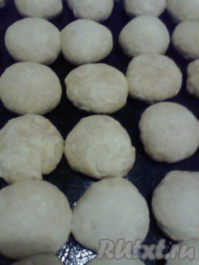 Выпекаем пряники "Неженки" в разогретой духовке при температуре 180 градусов до легкой румяности, примерно 20-25 минут.