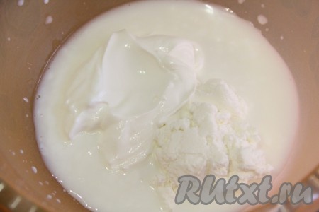 В глубокой миске соединить кефир, сметану и творог, тщательно перемешать.