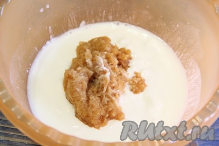 Добавить натёртое яблоко в творожно-сметанную массу и перемешать.