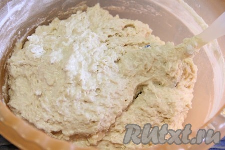 Затем понемногу всыпать оставшуюся муку, каждый раз тщательно вмешивая её, пока не получится достаточно густое тесто, липнущее к рукам. Размер яйца, жирность кефира, творога и сметаны могут быть разными, поэтому ориентируйтесь на густоту теста, а не на количество муки.