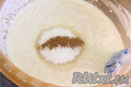 В получившуюся смесь всыпать соль, сахар и корицу, хорошо перемешать.