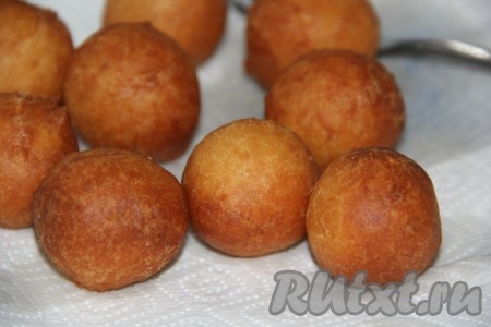 Готовые пончики выкладывать на бумажное полотенце, чтобы убрать лишний жир.