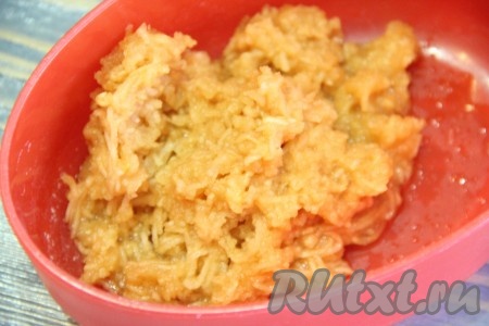 Яблоко вымыть, очистить от кожуры и семечек, натереть на мелкой тёрке.