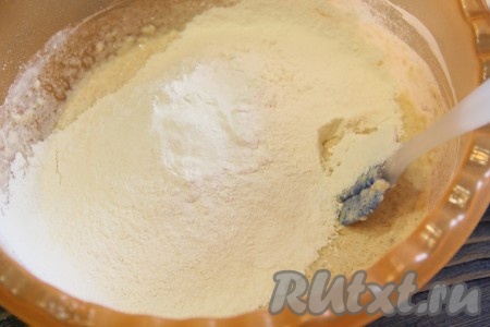Далее добавить половину муки и разрыхлитель, тщательно перемешать. 