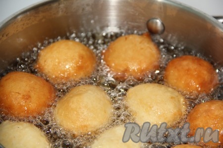 Жарить творожно-яблочные пончики на умеренном огне до золотистого цвета со всех сторон.