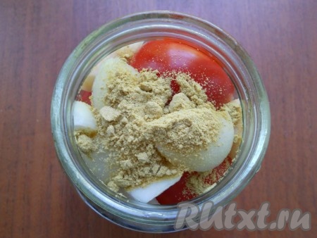 В банки с помидорами всыпать лимонную кислоту и сухую горчицу.