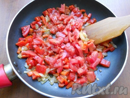 Помидоры очистить от кожицы удобным для вас способом (можно, чтобы снять кожицу, залить помидоры кипятком на 2-3 минуты, затем поместить в холодную воду, кожица легко снимется). Нарезать помидоры кубиками и добавить в сковороду. Также добавить черный свежемолотый перец,&nbsp;красный молотый перец, специи и соль. Помешивая, тушить все на небольшом огне 7-8 минут.
