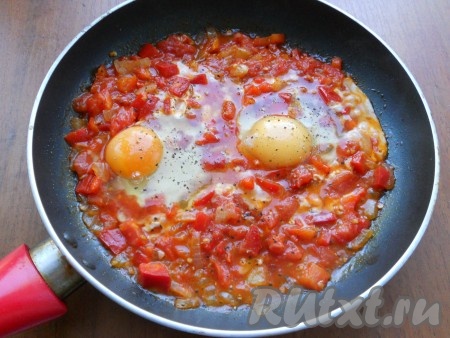 Ложкой сделать углубления в овощах, вбить сырые яйца, посолить яйца сверху и поперчить.