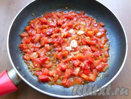 Далее добавить к овощам нарезанный мелко чеснок, перемешать, протушить 1-2 минуты.
