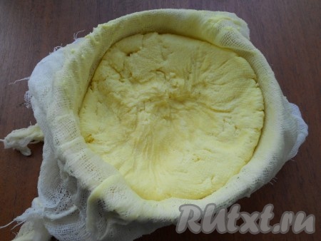 Поместить эту "конструкцию" в холодильник на 7-8 часов. Далее освободить сыр от марли.