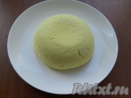 Выложить сыр в тарелку, он довольно плотный.