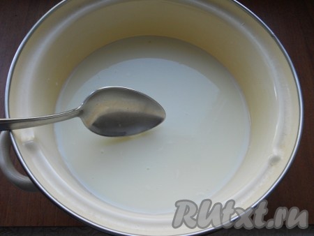 Молоко влить в кастрюлю, добавить соль. Поставить кастрюлю на огонь. Довести молоко до кипения.