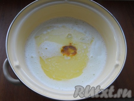 Когда молоко закипит, добавить в него сливочное масло и куркуму. Огонь выставить минимальный.