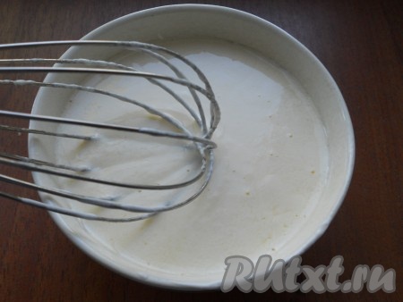 Перемешать яйца со сметаной венчиком до однородного состояния.
