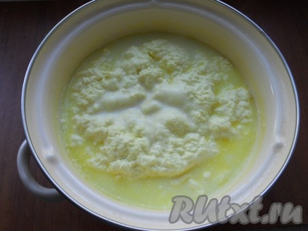 Молоко перемешать до растворения куркумы и влить тонкой струйкой яично-сметанную смесь, все время перемешивая молоко. Огонь немного увеличить и, периодически помешивая молочную смесь, варить около 6-8 минут. Когда молоко створожится и отделится сыворотка, кастрюлю убрать с огня.
