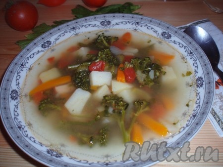 Суп с брокколи, картофелем и помидорами