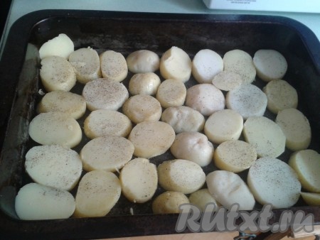 Нарезанный картофель выложить на противень, смазанный подсолнечным маслом. Посолить, поперчить.