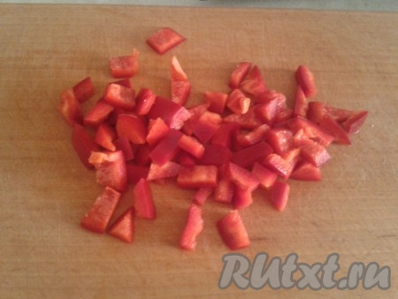 Далее нужно приготовить заливку для картофельной запеканки с мясным фаршем. Для этого яйца нужно взбить с солью и перцем. Сладкий перец, очистив от семян, нарезать кубиками. Зелень укропа измельчить.