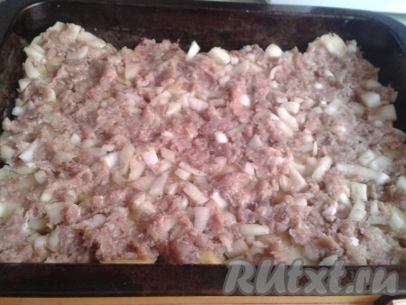 Все дальнейшие ингредиенты нужны выкладывать слоями. На картофель выложить фарш.