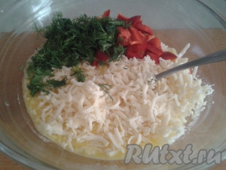 Соединить взбитые яйца, натёртый сыр, нарезанный сладкий перец и зелень, хорошо перемешать и заливка для картофельной запеканки с фаршем готова.