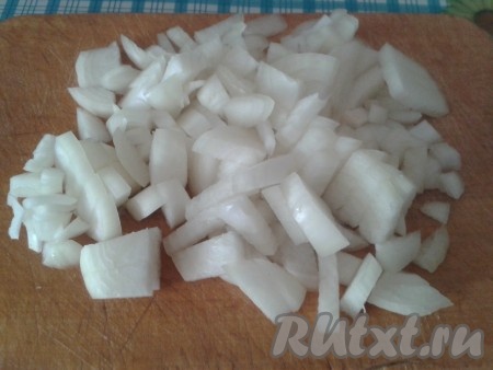 Лук нарезать крупными кубиками.