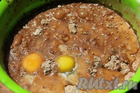 К сухим ингредиентам добавляем растительное масло, молоко, яйца, растопленное остывшее сливочное масло. Всю массу перемешиваем ложкой или венчиком. Мешаем не долго - довели до однородности и оставили.
