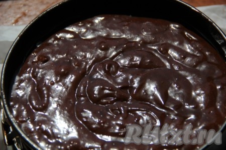 В самом конце, когда наша духовка нагрета до 180 градусов, добавляем в тесто уксус и быстро перемешиваем. Выливаем сразу тесто в смазанную маслом форму (у меня форма диаметром 22 см) и отправляем в духовку. Если форма будет большего или меньшего размера, чем у меня, то торт соответственно будет ниже или выше, тогда время выпекания в духовке нужно увеличить или уменьшить. У меня торт выпекался 40 минут. Не забывайте, что торт может "вырасти" в два или даже в три раза.
