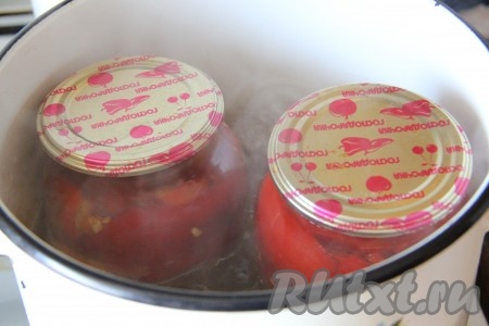 Выкладываем целые и очищенные овощи в простерилизованные литровые баночки слоями. Выкладываем очень плотно к друг другу, чтобы не было лишних просветов. Соотношение овощей 3:2:1 (три части баклажанов, две части перца и одна часть помидоров). Вы, конечно, можете делать и в другом соотношении, но мне кажется, что в таком соотношении получается особенно вкусно. Первым слоем выкладываем баклажаны, затем добавляем перец и в самом конце - помидоры. Вливаем, если необходимо, сок, образовавшийся в процессе запекания и остывания овощей, чтобы не было "воздуха" в наших банках. Сок стекает с овощей после запекания и во время остывания, поэтому его будет достаточно для заполнения банок. Накрываем банки прокипяченными крышками, ставим в кастрюлю, на дно которой не забываем положить тряпочку, сложенную в 2-3 раза, наливаем тёплую воду, чтобы она доходила до "плечиков" банок и отправляем на огонь. Стерилизуем банки на среднем огне 1 час 10 минут (не меньше!) с момента закипания воды.&nbsp;
