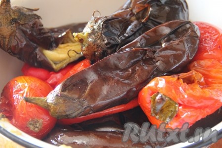 Запекаем овощи до мягкости и отделения кожуры.