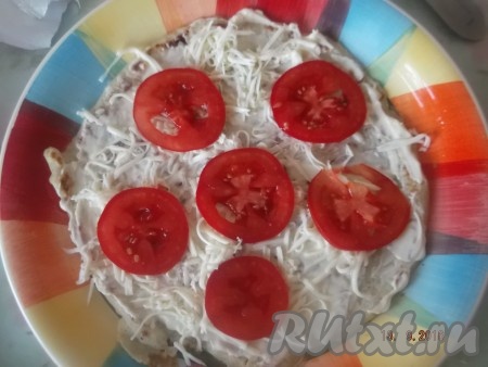 И выкладываем дольки помидоров.