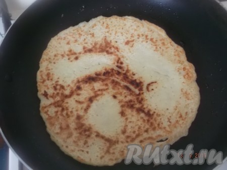 Выпекаем кабачковый блин с обеих сторон до золотистой корочки. Аналогично выпекаем остальные блинчики. У меня в результате получилось 8 блинов, которые и станут коржами торта.