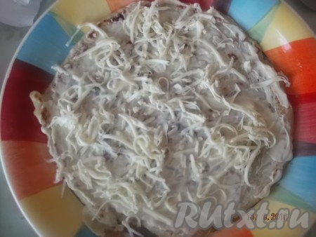 Потом посыпаем натертым на средней терке плавленным сырком (сырок можно поместить на 30 минут в морозилку, чтобы он лучше натирался).