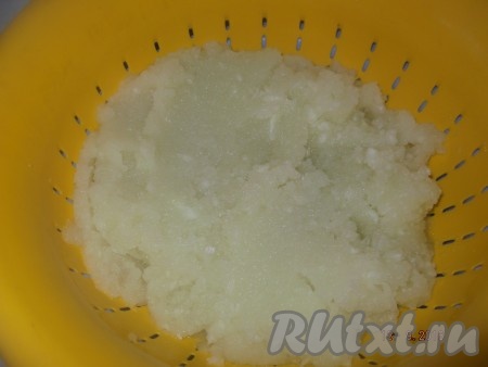 Затем перекладываем кабачковую массу из блендера в сито или дуршлаг и оставляем минут на 30, чтобы дать стечь соку.