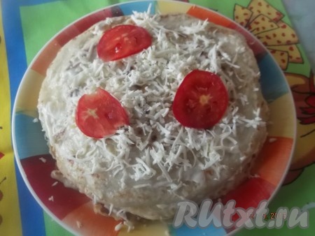 Затем чередуем слои: выкладываем следующий кабачковый корж, смазываем его майонезом с чесноком, посыпаем плавленным сыром, раскладываем дольки помидоров, кладём следующий корж и так далее. Верхний корж смазываем смесью майонеза и чеснока, посыпаем сыром, украшаем помидорами, можно посыпать натёртым вареным яйцом.