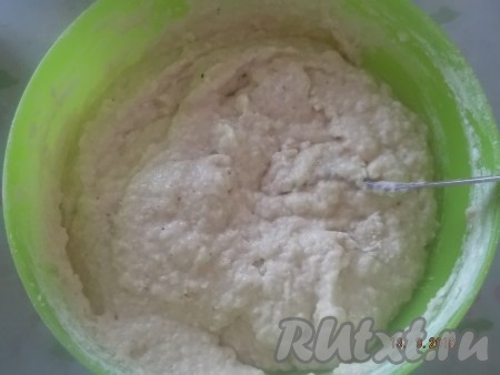 Начинаем добавлять муку, постепенно замешивая тесто до консистенции густой сметаны, чтобы оно накладывалось на ложку.