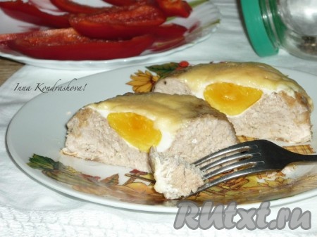 Гнезда из фарша с яйцом