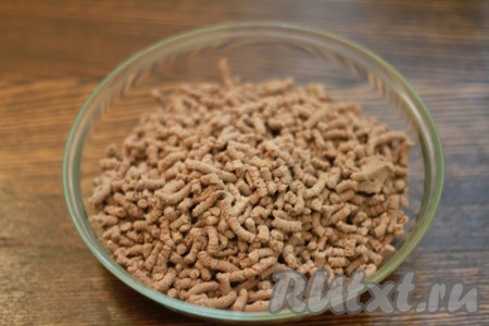 Куриную печень поместить в воду, довести до кипения, уменьшить огонь и варить минут 10, затем остудить. Прокрутить на мясорубке вареную куриную печень.
